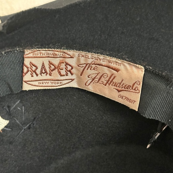 POSH 1940s' BLACK FELT WIDE BRIM HAT WITH BLACK/WHITE FEATHER TRIM - Picture 14 of 15